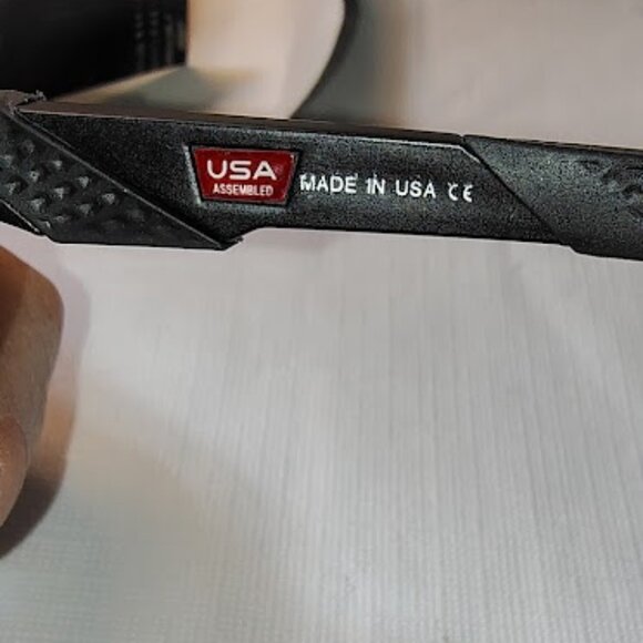 OAKLEY AIR FORCE - WRAP AROUNDS- BRAND NEW- REG $175! - Picture 4 of 5